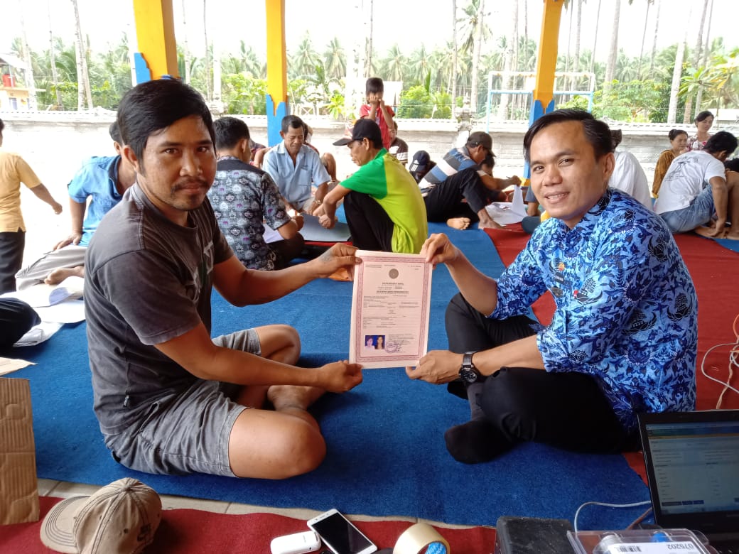 Penyerahan secara simbolis akta kawin dari Kepala Bidang Pelayan Pencatatan Sipil kepada warga di Pe.jpg